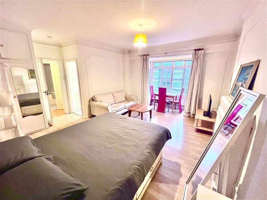 King-sized Studio, 6th Floor + Lift, Regent’s Park * Londen