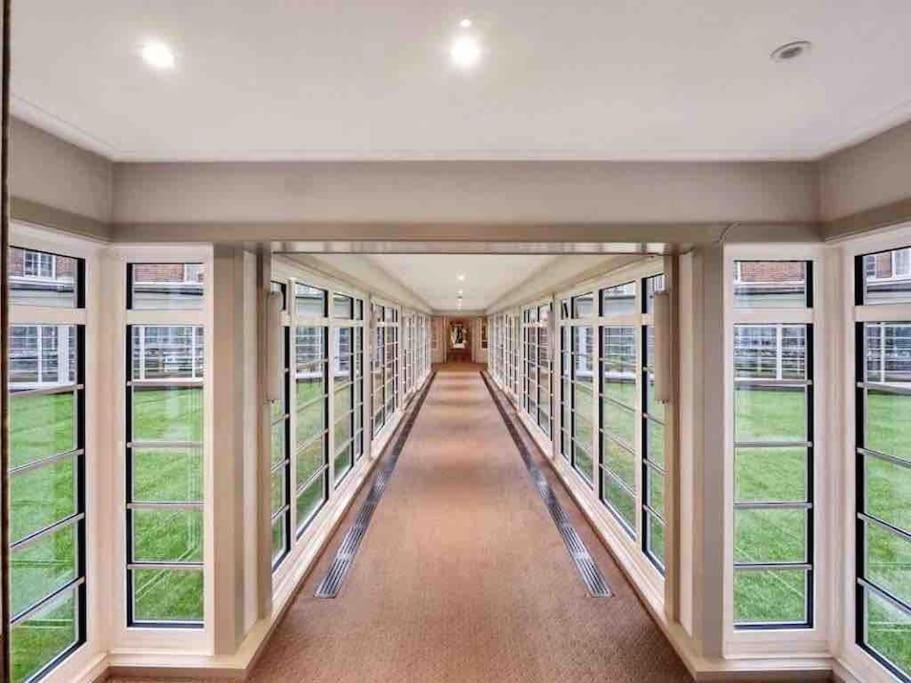 King-sized Studio, 6th Floor + Lift, Regent’s Park *