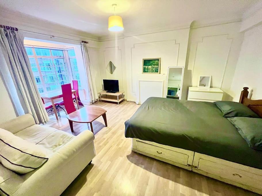 King-sized Studio, 6th Floor + Lift, Regent’s Park