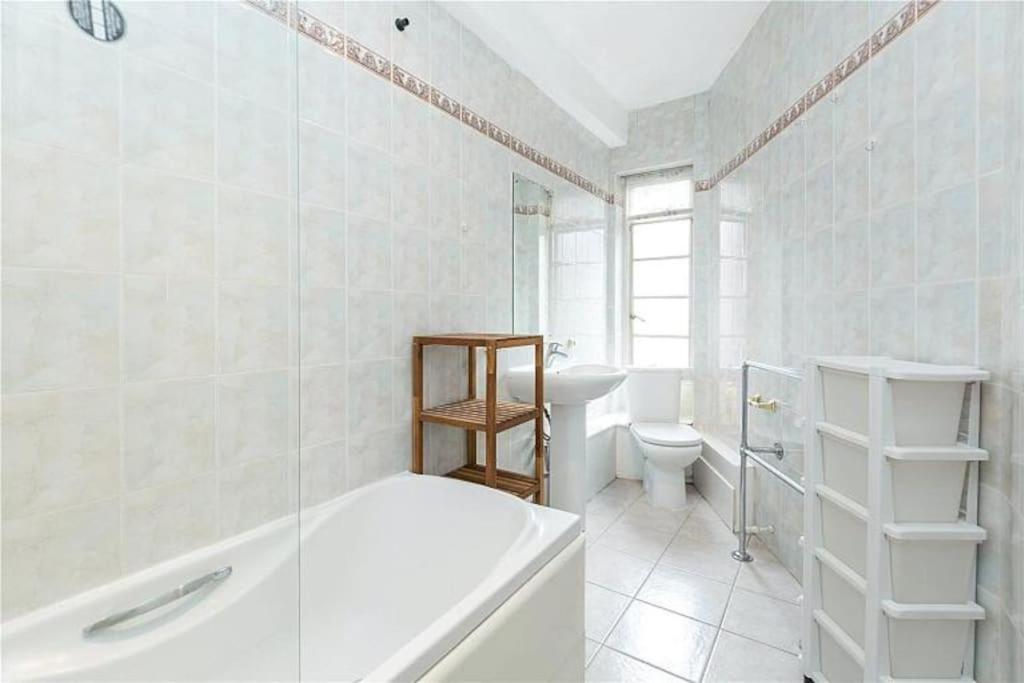 King-sized Studio, 6th Floor + Lift, Regent’s Park * Londen