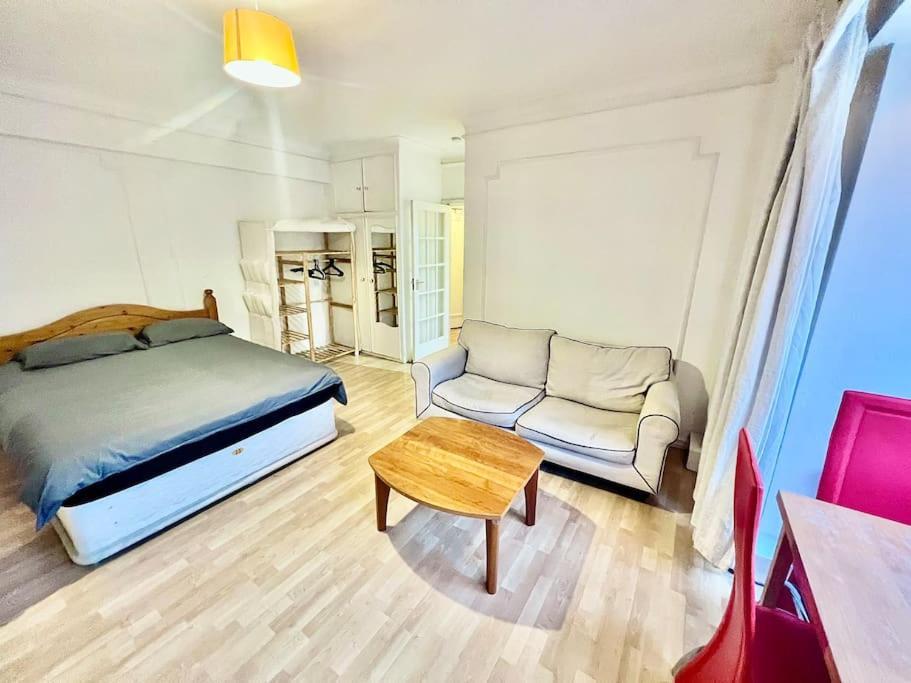King-sized Studio, 6th Floor + Lift, Regent’s Park Londen